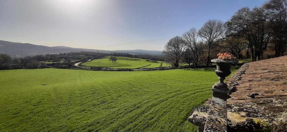 Casa solariega señorial en venta Pontevedra, exclusiva y con todos los detalles, con gran finca de 2 ha y opcional 13 ha más, manantial, lago, lareira, chimeneas, bodega, biblioteca, despacho, bonitas vistas, a 66 km de la Ciudad de Santiago, 294.000€